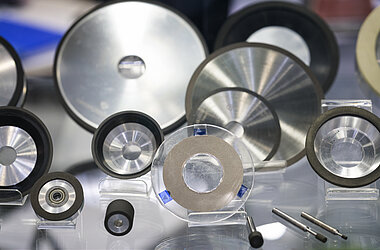 Tools with geometrically indeterminate cutting edges