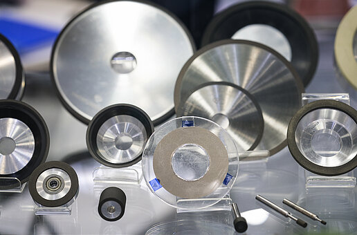 Tools with geometrically indeterminate cutting edges