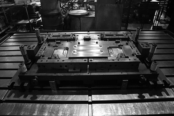 Deep drawing and punching tools - Punch and die for deep drawing or punching sheet metal blanks