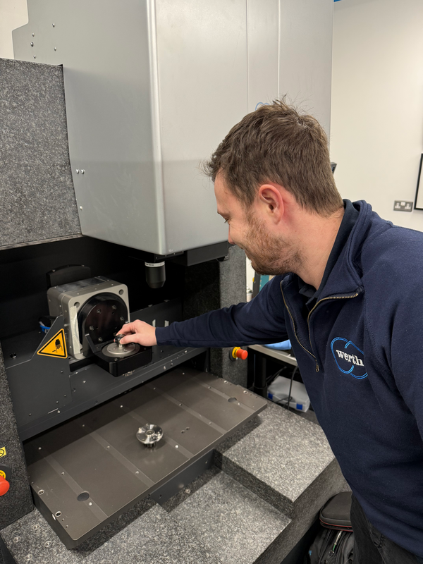 Installation, relocation and commissioning - Ensuring the functionality of the coordinate measuring machine at the user's premises